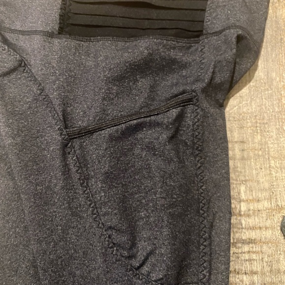 VM Heathered Gray W/ Pocket Detail Leggings - Picture 2 of 3